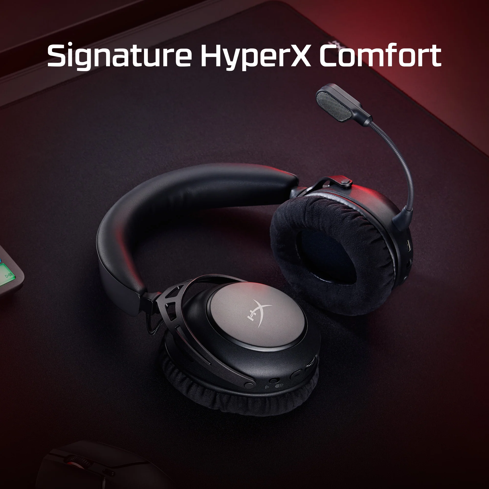 Schwarzer HyperX Kopfhörer mit Mikrofon auf schwarzem Untergrund.