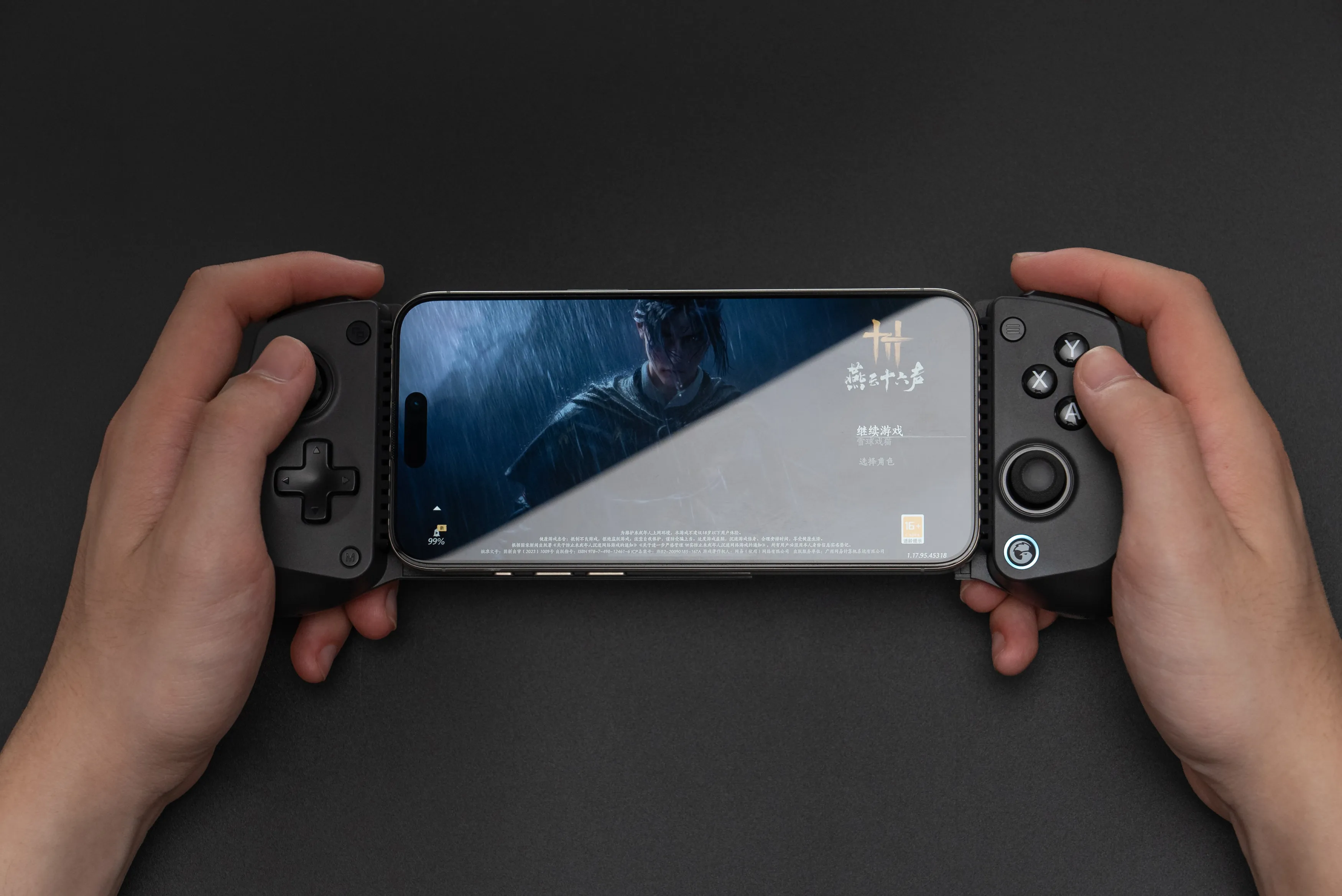 Mani che tengono uno smartphone con un controller di gioco, che mostra un gioco con un personaggio sotto la pioggia.
