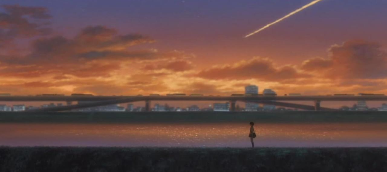 Sonnenuntergang über einer Stadt mit einer Person am Ufer und einem Flugzeug am Himmel.