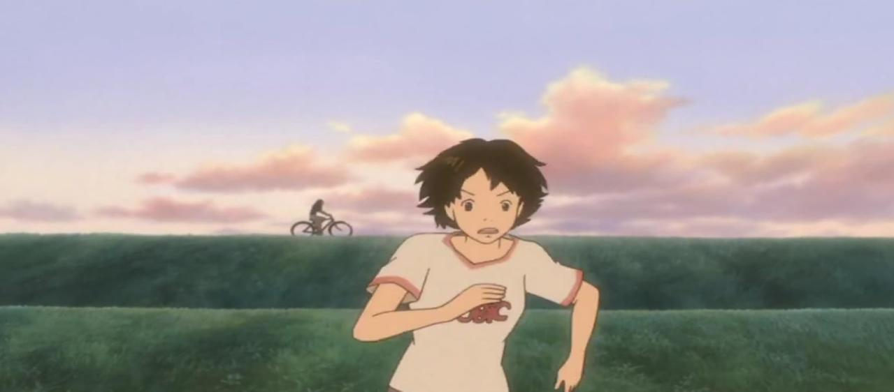 Ein Mädchen in einem weißen T-Shirt rennt auf einem Feld. Am Horizont fährt eine Person Rad.
