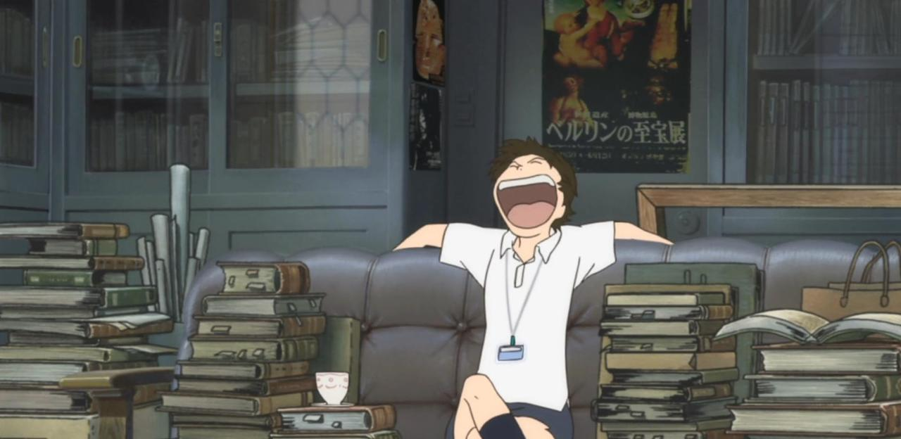 Junge Person mit offenem Mund sitzt auf einem Sofa, umgeben von Büchern.