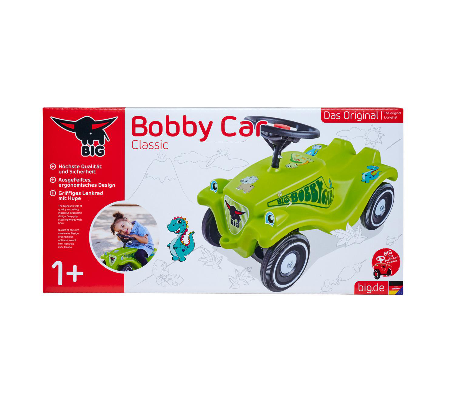Grünes Bobby Car mit Hupe, Aufklebern und einem Kind, das darauf sitzt.