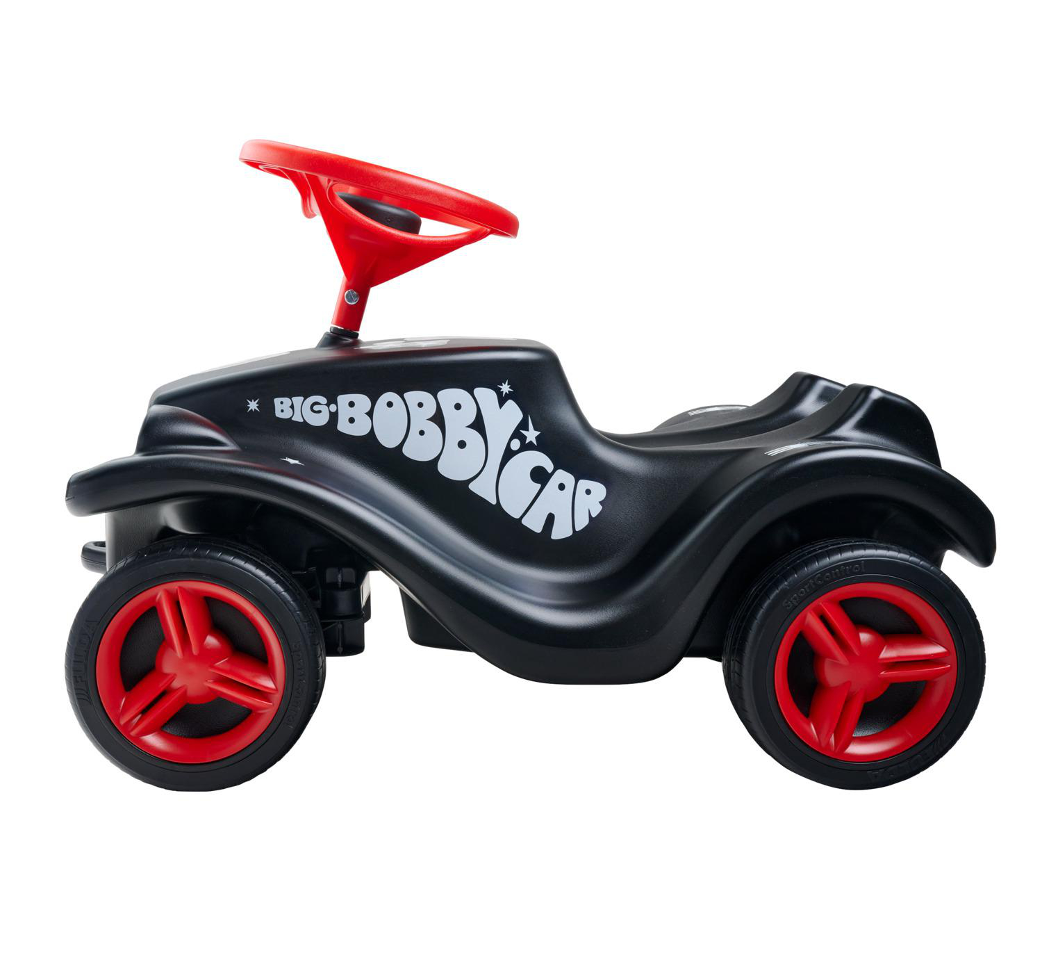Ein schwarzes Bobby Car mit roten Rädern und rotem Lenkrad.
