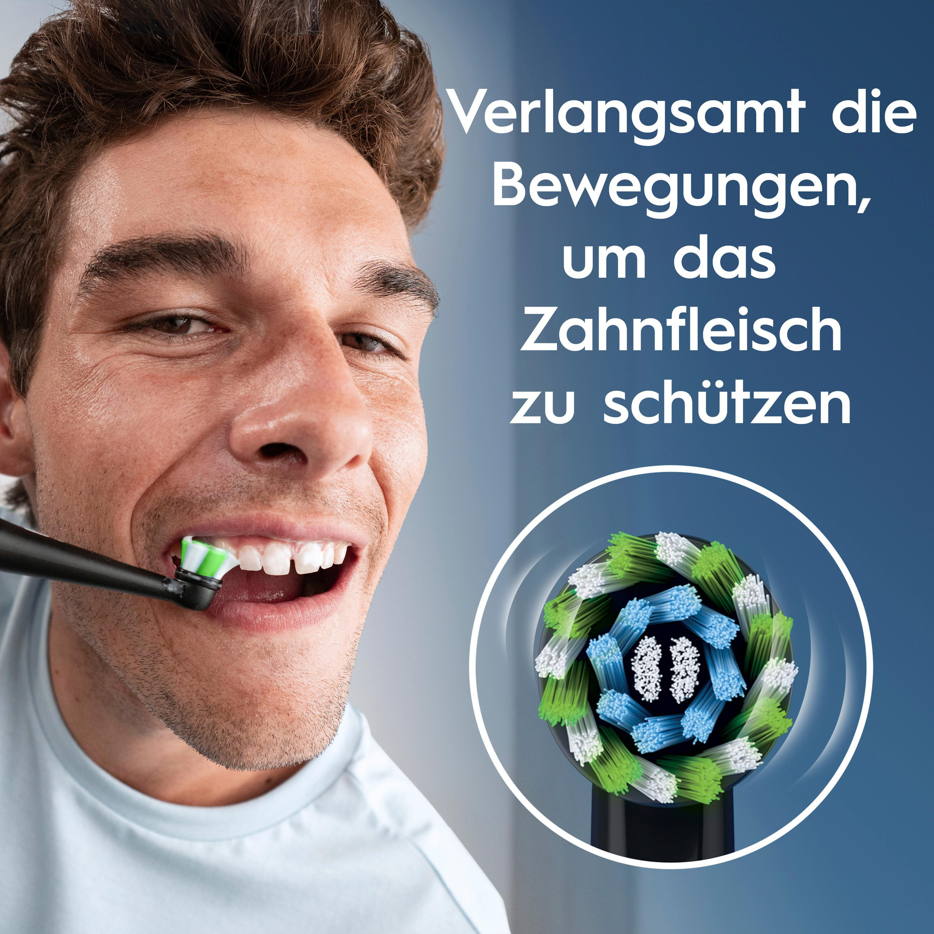 Mann putzt Zähne mit elektrischer Zahnbürste, Borstenkopf mit grünen und blauen Borsten.