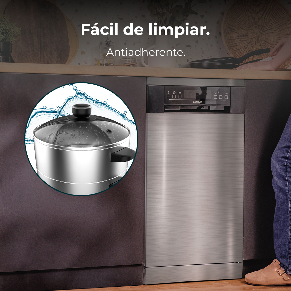 Se muestra una olla bajo agua corriente junto a un lavavajillas.