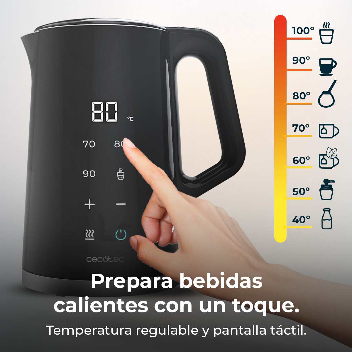 Tetera negra con pantalla digital a 80°C. Dedo tocando la pantalla.