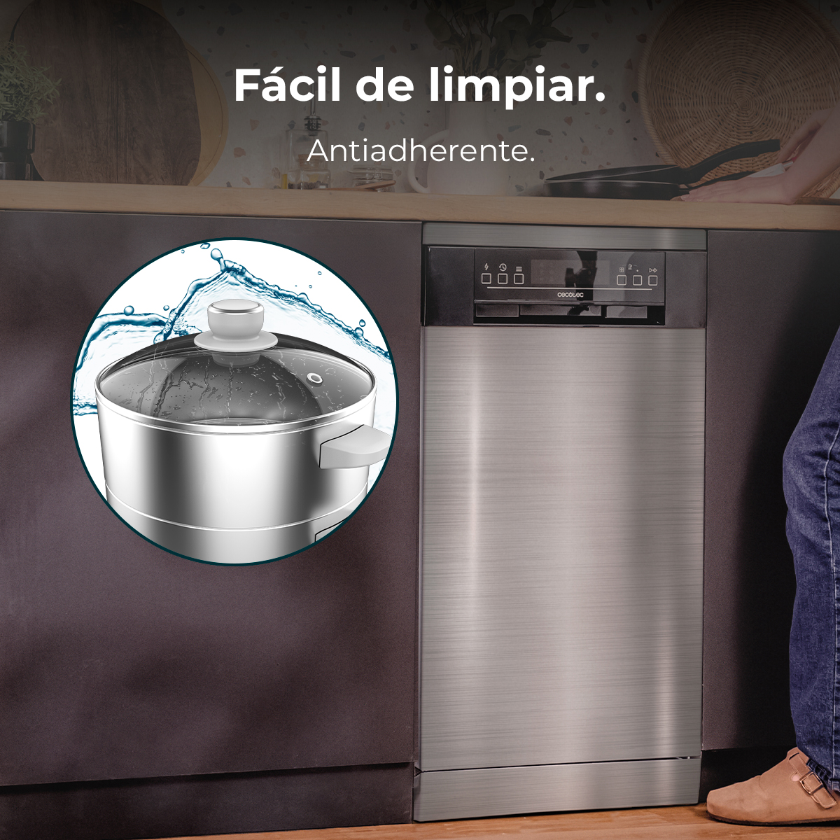 Una olla con tapa bajo agua corriente, al lado de un lavavajillas.