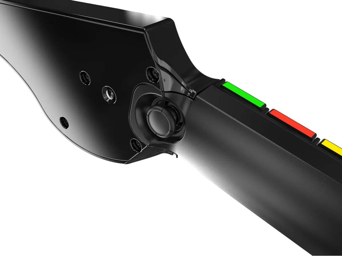 Primer plano de un mando de guitarra negro con botones verdes, rojos y amarillos.