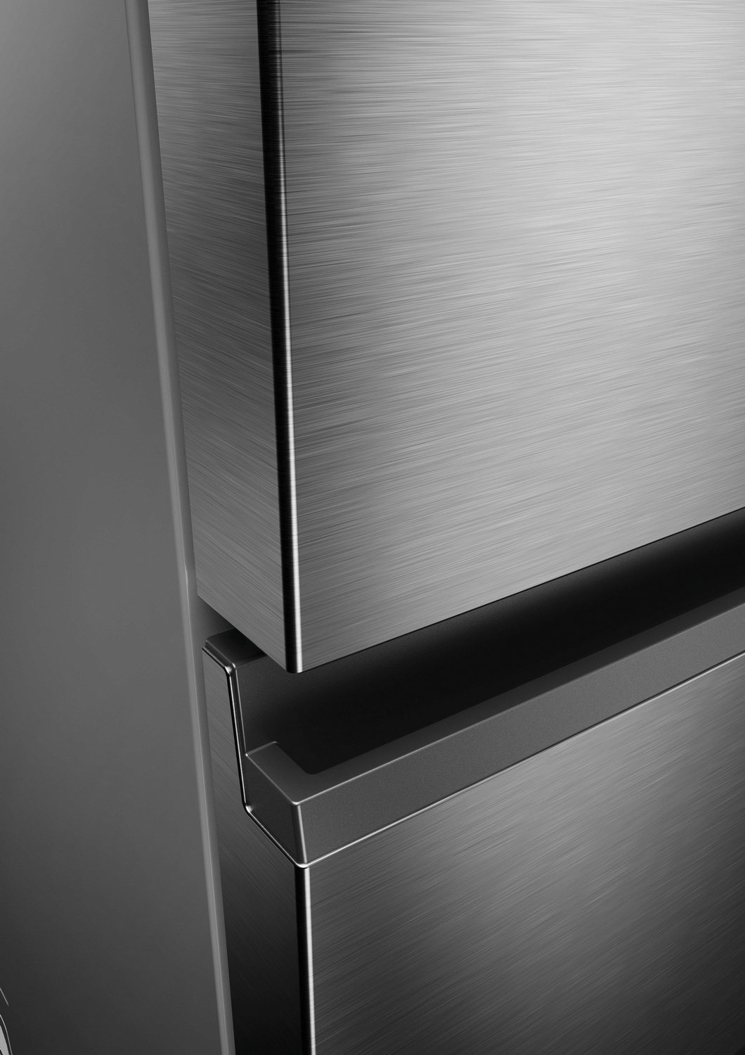 Superficie metálica cepillada de un refrigerador con asas.