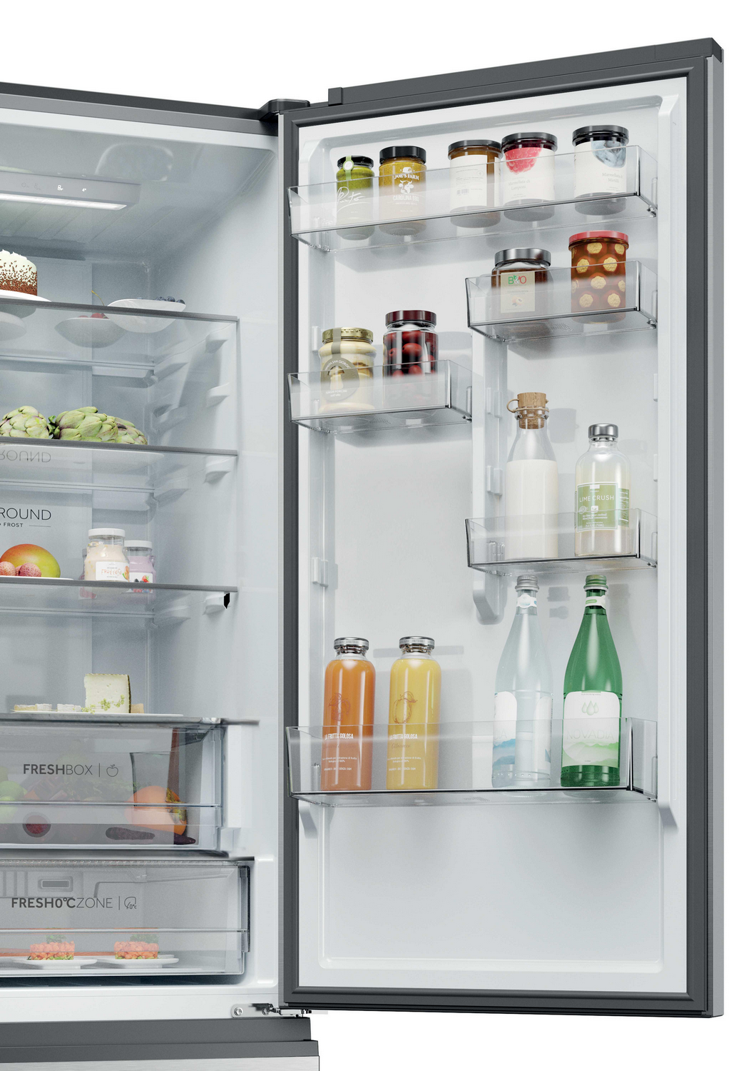 Refrigerador abierto con frascos, botellas y alimentos en los estantes.