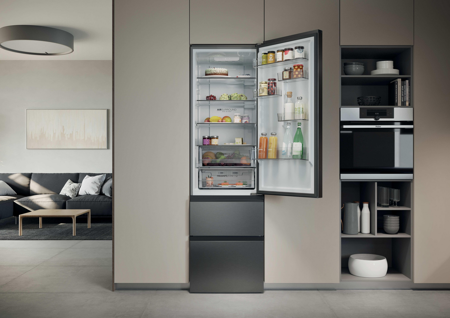 Un refrigerador abierto lleno de comida, junto a un horno empotrado.