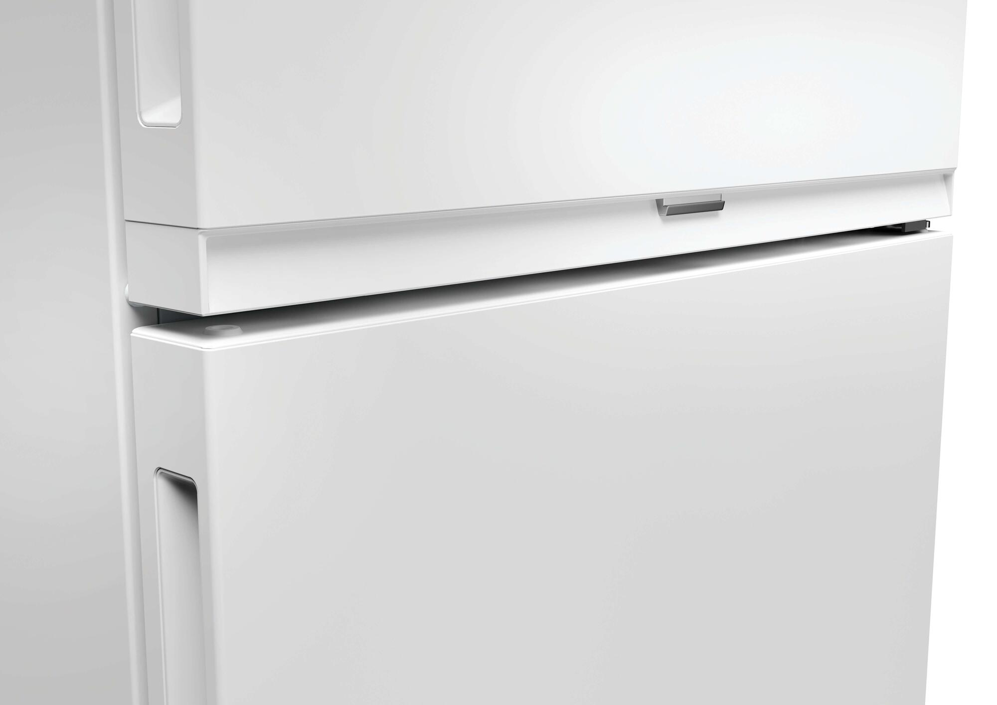 Primer plano de un refrigerador blanco que muestra asas y cajones.