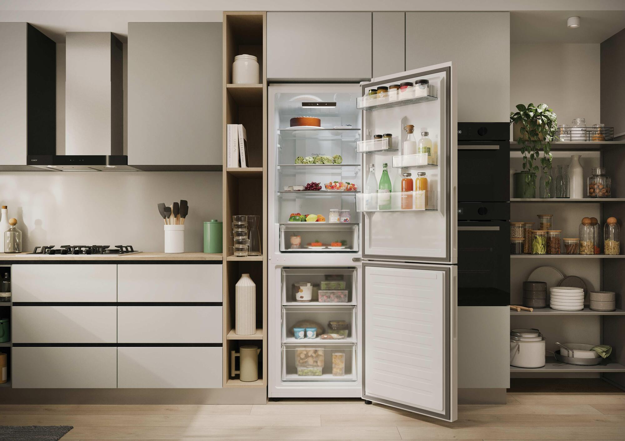 Una cocina moderna con un refrigerador abierto, lleno de alimentos.