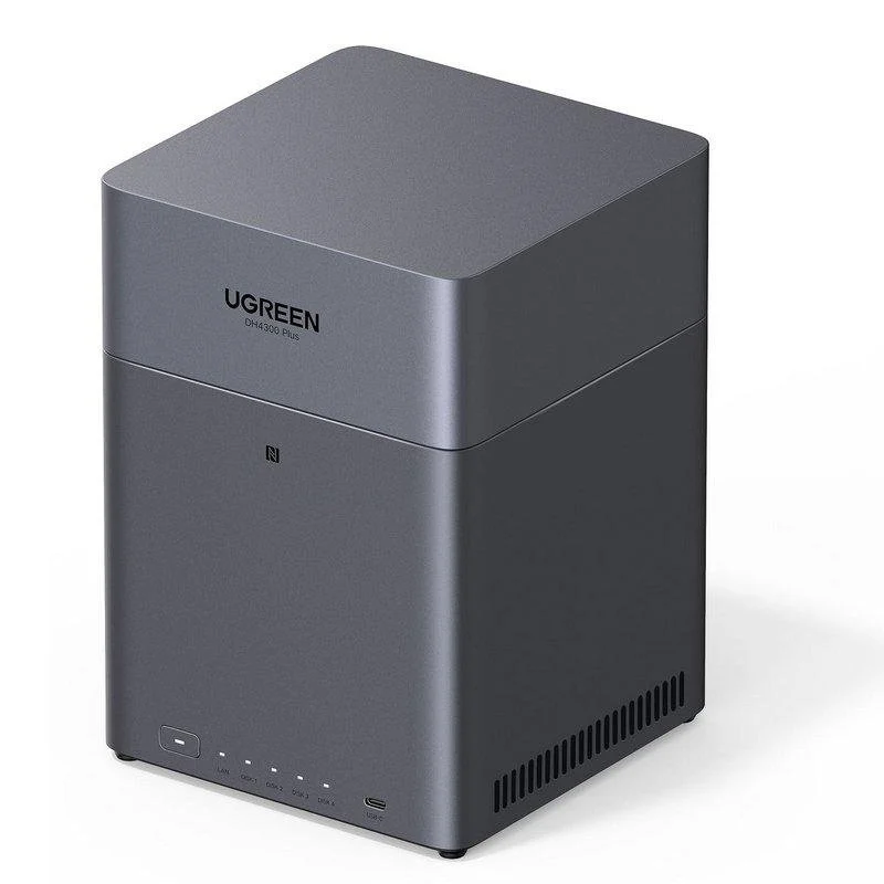 Dispositivo NAS UGREEN gris con rejillas de ventilación y puertos.
