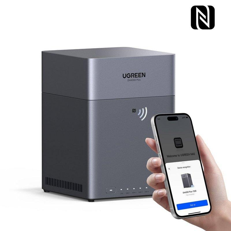 Dispositivo NAS UGREEN gris con símbolo NFC, junto a un smartphone con pantalla de bienvenida.