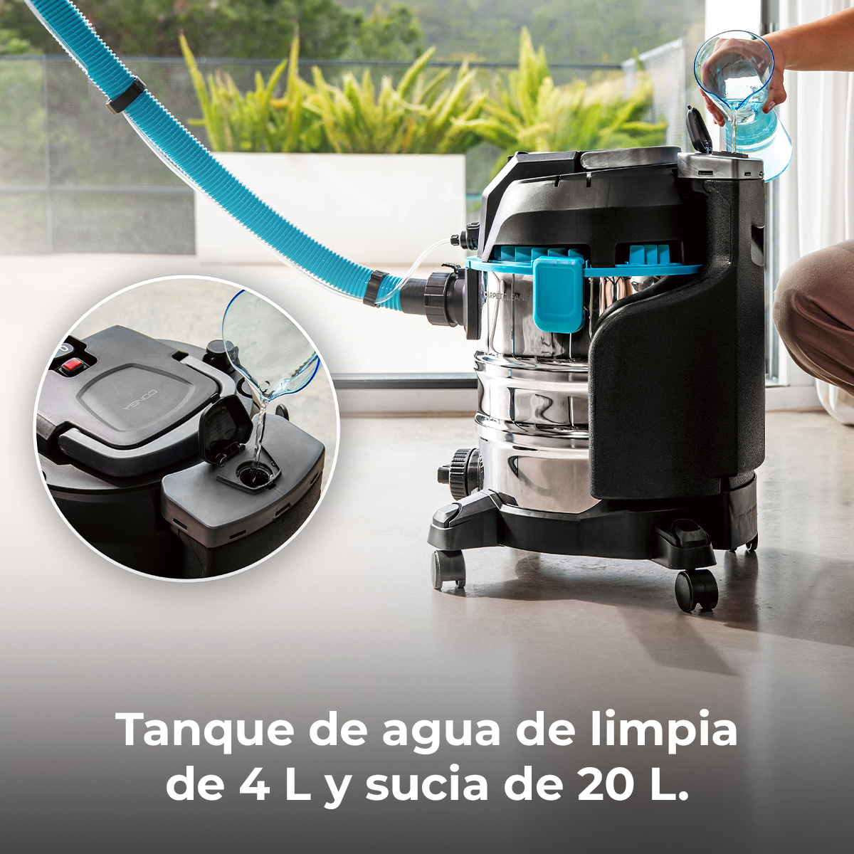 Una aspiradora de líquidos y sólidos con manguera azul. Se vierte agua.