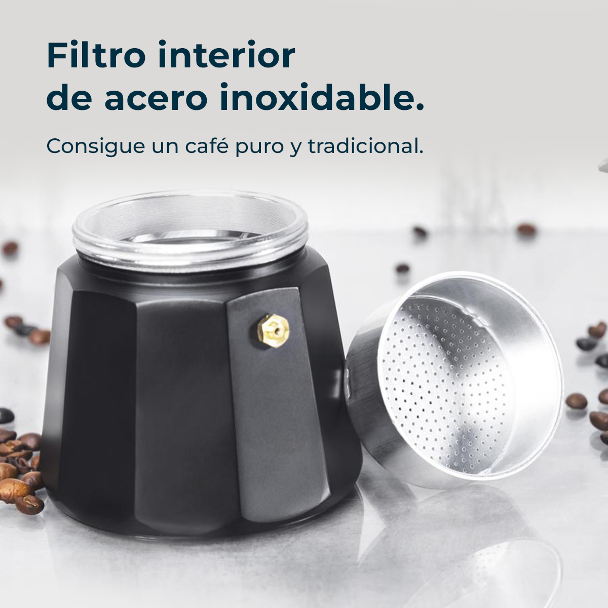 Cafetera negra con filtro de metal y granos de café en mesa.
