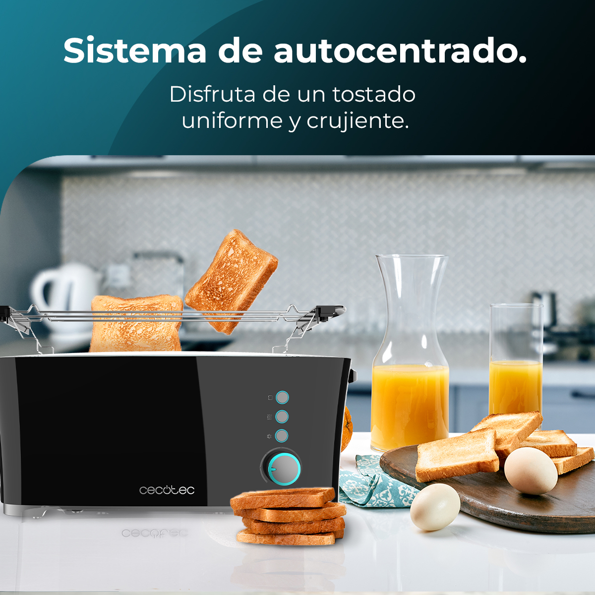 Una tostadora negra con pan tostado, zumo y huevos sobre una mesa.
