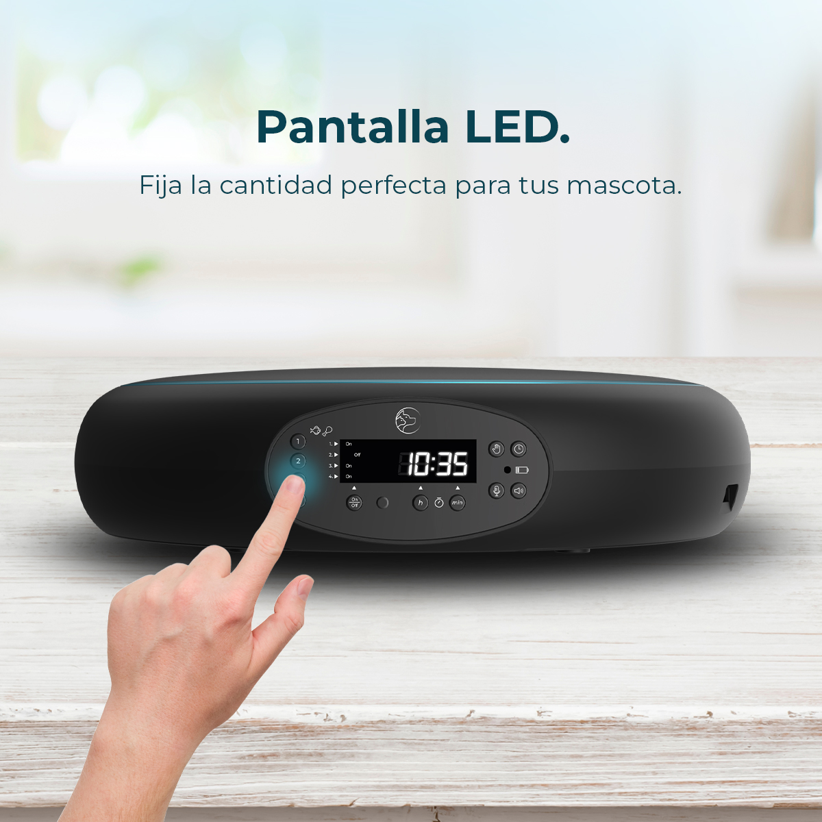 Un dedo presiona un botón azul en un dispositivo negro con pantalla LED.