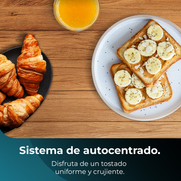 Desayuno con croissants, tostadas de plátano y zumo de naranja.