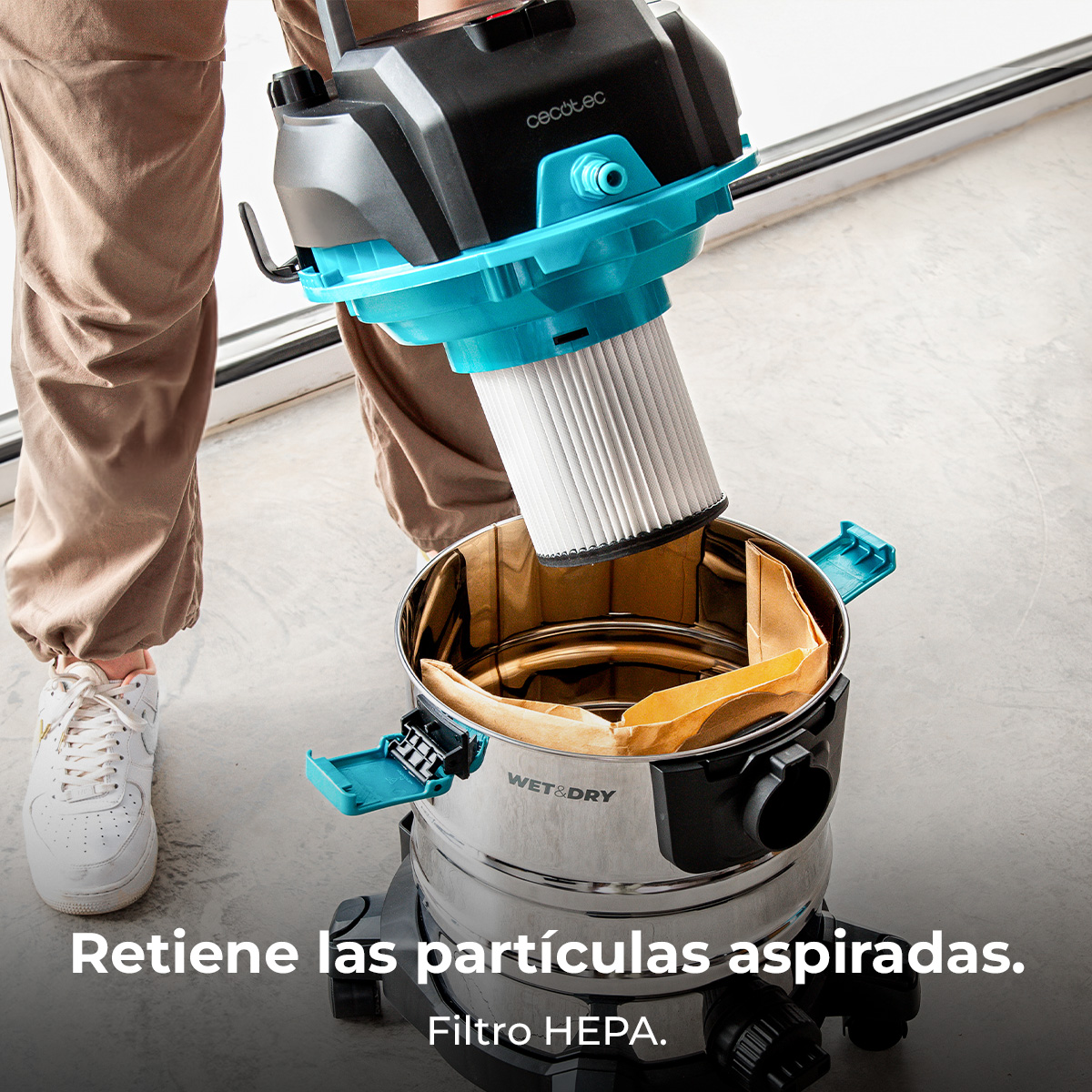 Un filtro HEPA se introduce en un depósito de aspiradora. Vista de cerca.