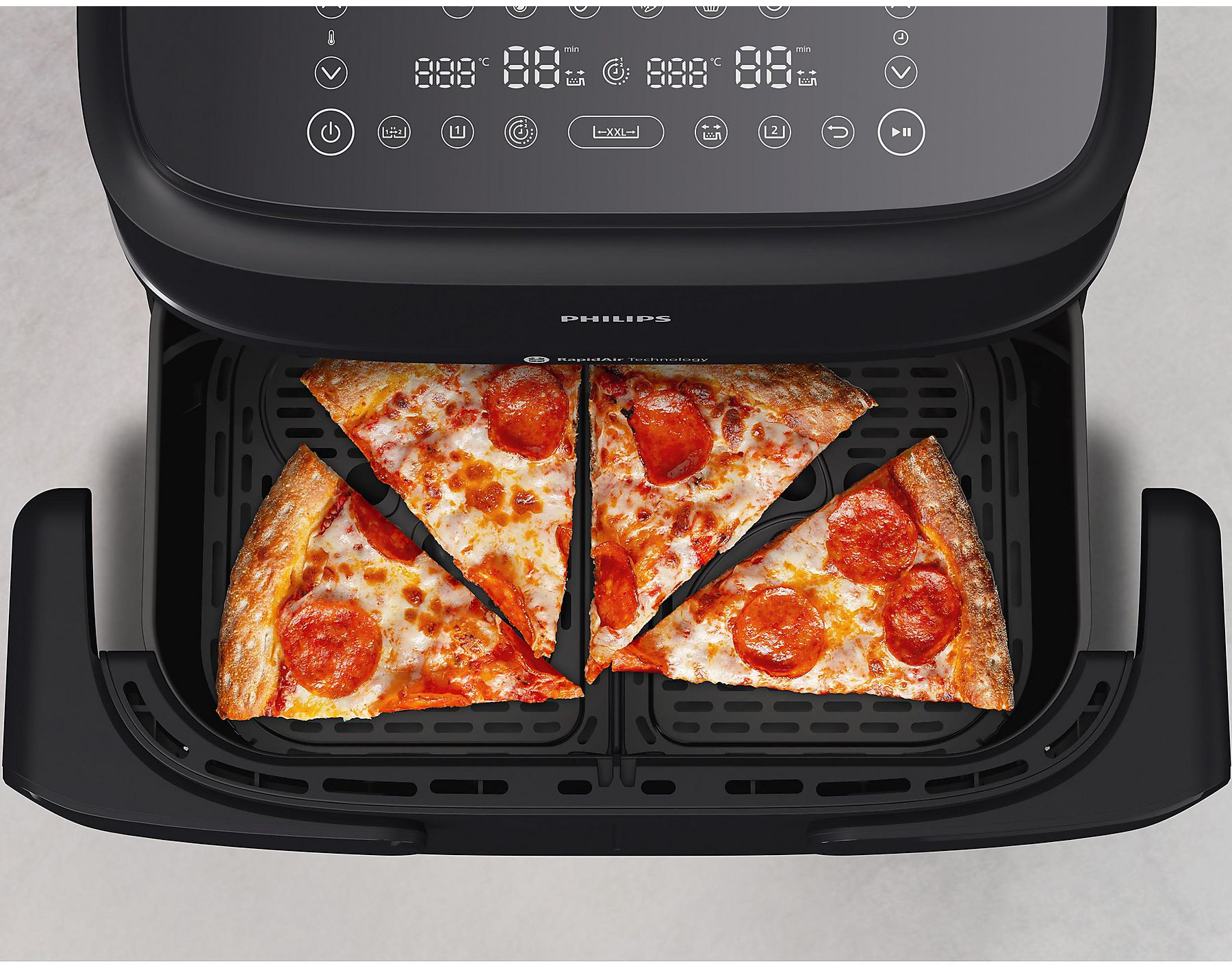 Egy fekete Philips légkeveréses fritőz négy szelet pepperoni pizzával.