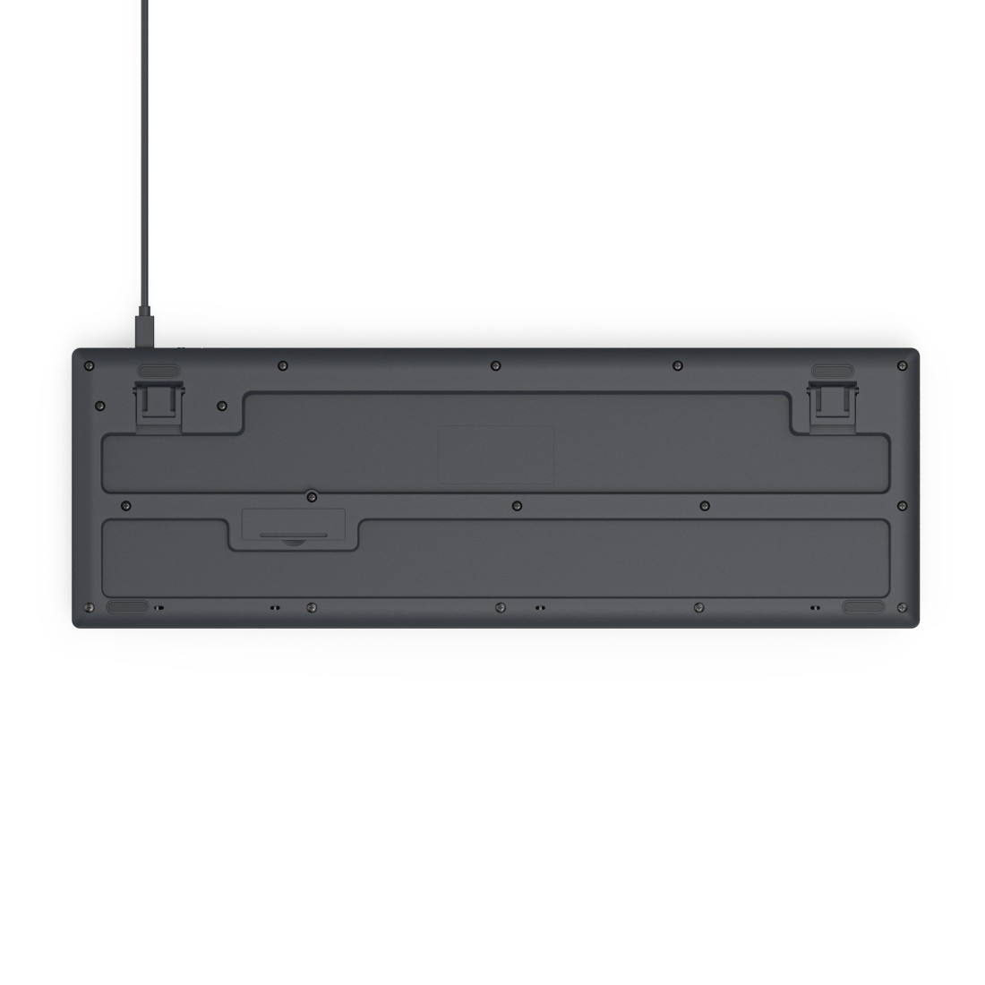 Rückseite einer dunklen Tastatur mit USB-Kabel und Schrauben.