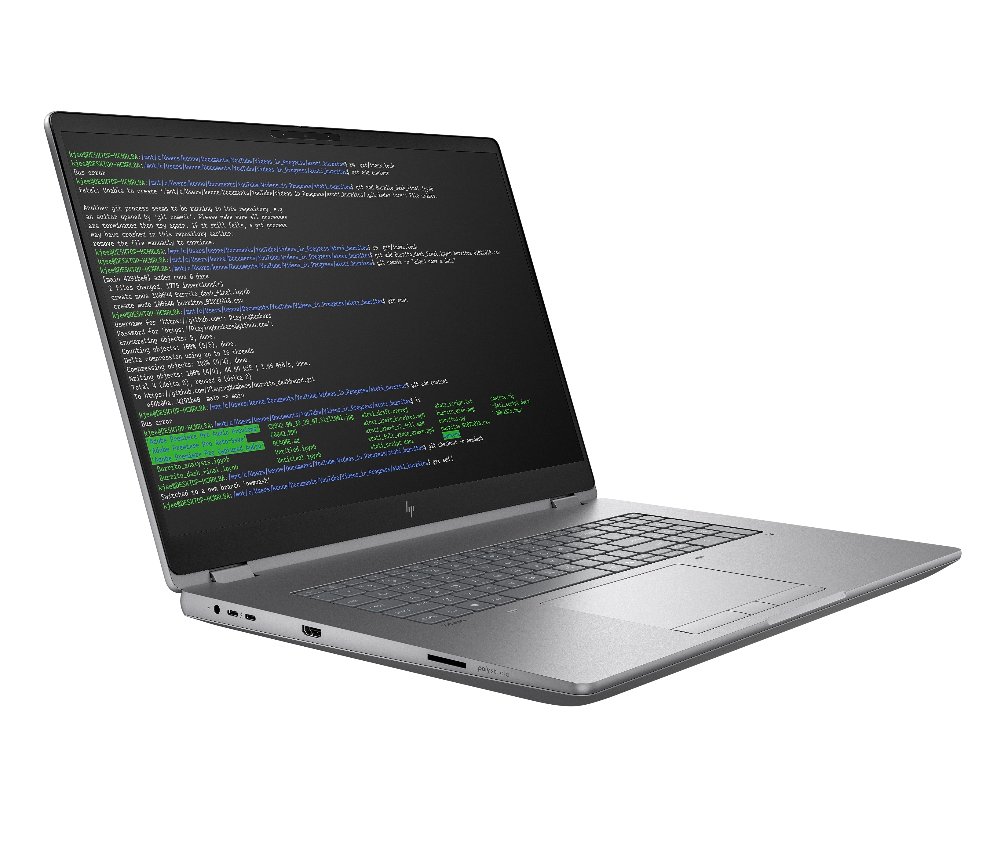 Ein silberner Laptop mit einem Code auf dem Bildschirm. Die Tastatur ist sichtbar.