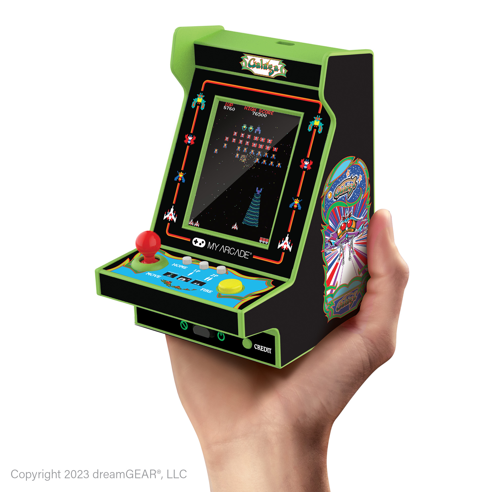Galaga oyunlu yeşil mini atari makinesi bir elinde tutuluyor.