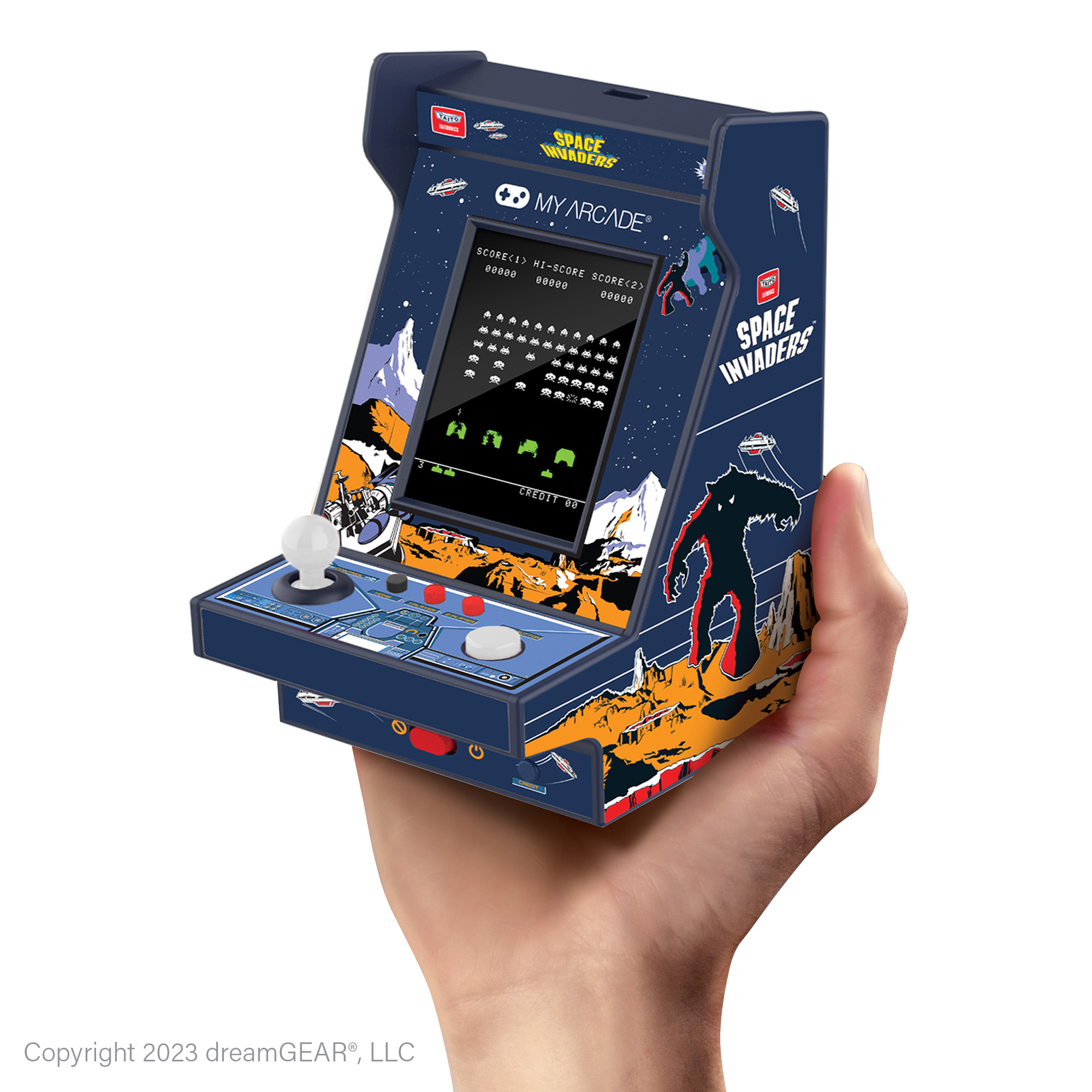 Bir el, Space Invaders mini atari oyun makinesini tutuyor.