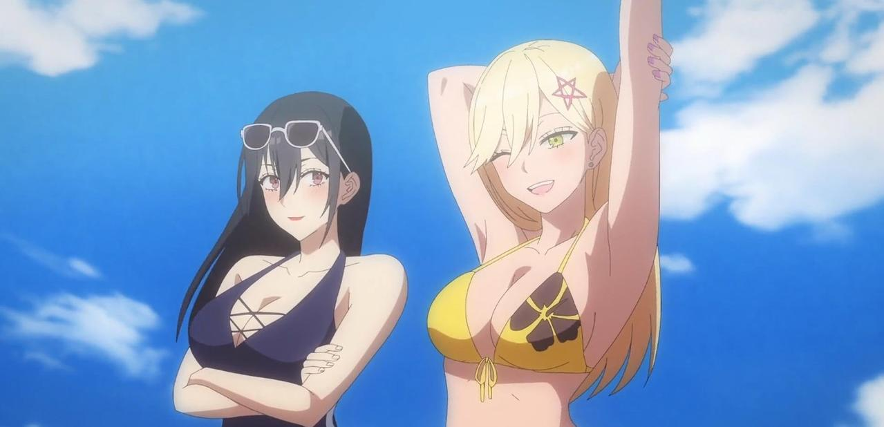 Zwei anime-artige Mädchen im Bikini stehen vor blauem Himmel mit Wolken.