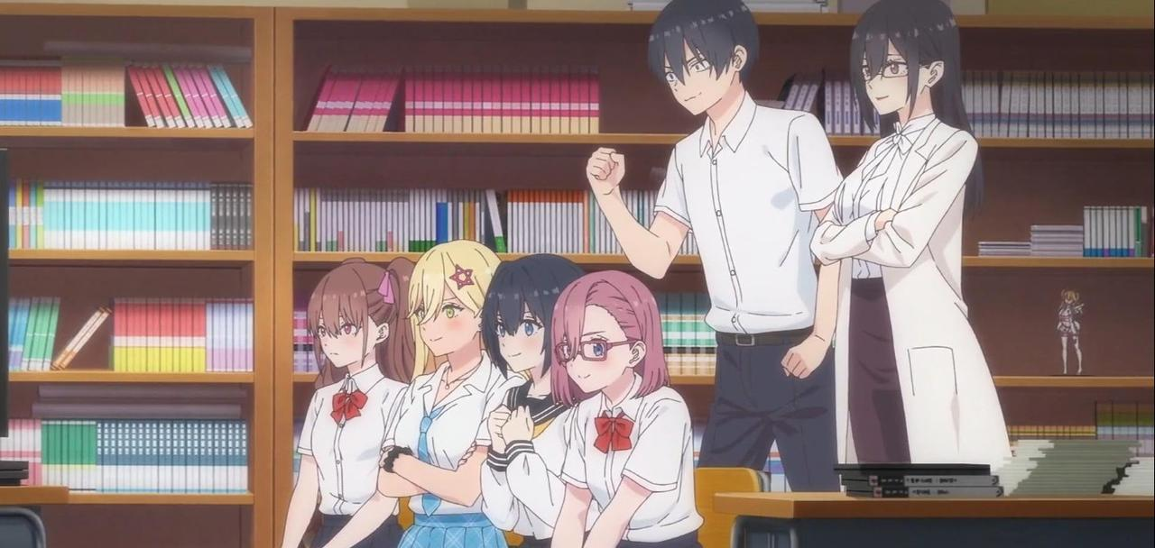 Anime-Charaktere stehen vor Bücherregalen, fünf Mädchen vorne, zwei Jungen hinten.