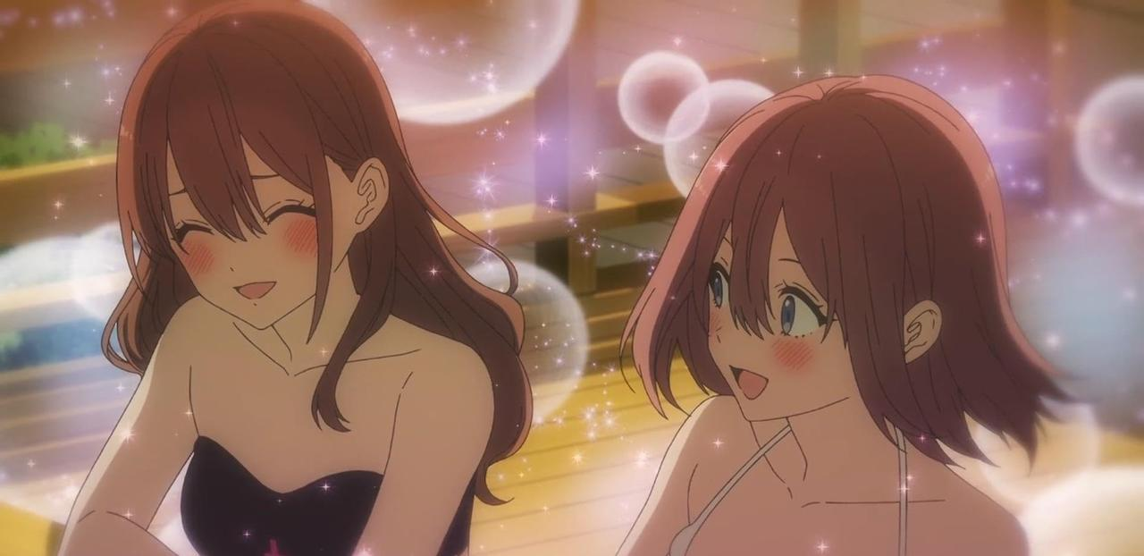 Zwei Anime-Mädchen mit braunen Haaren lächeln in einem Spa mit Blasen und Glitzern.