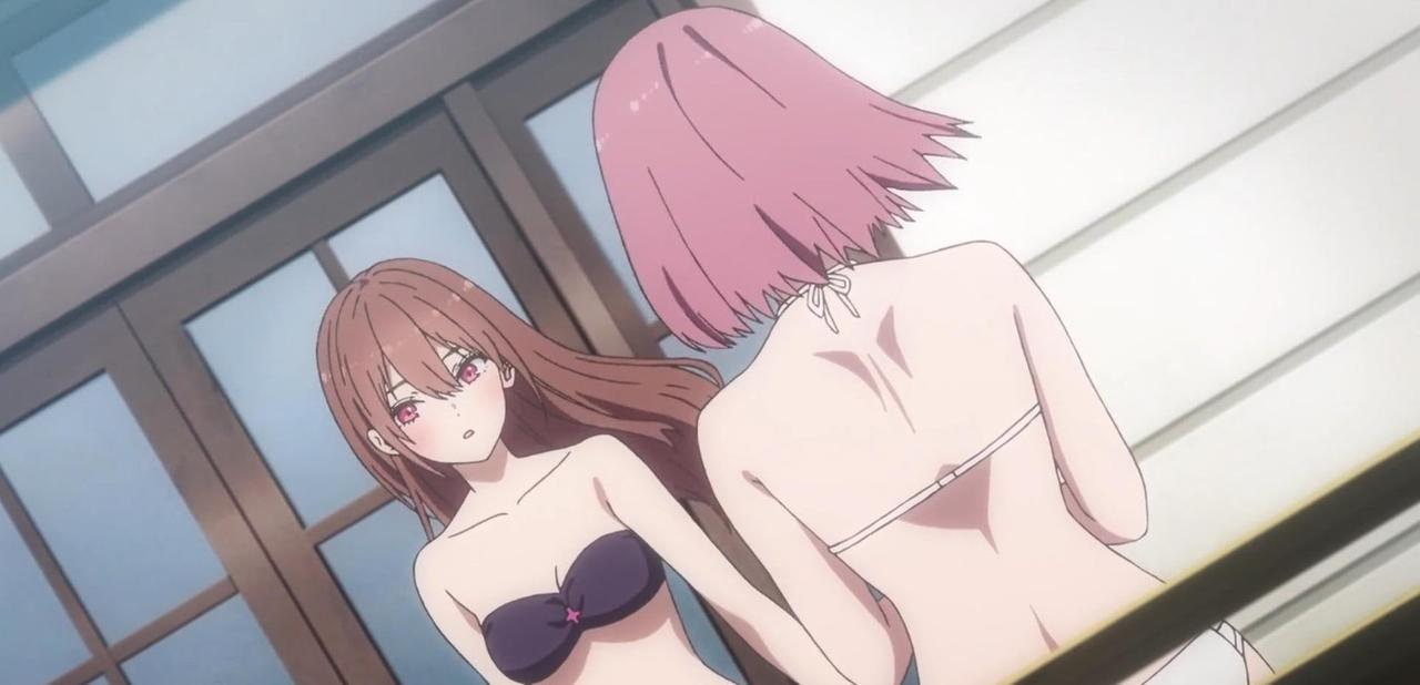 Zwei Anime-Mädchen im Bikini stehen nah beieinander.