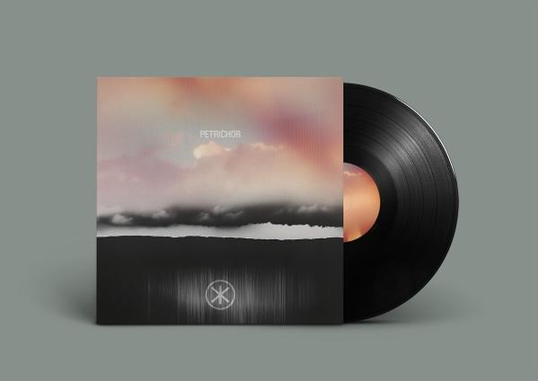 Schwarze Schallplatte neben Albumcover mit Wolken und "PETRICHOR" Schriftzug.
