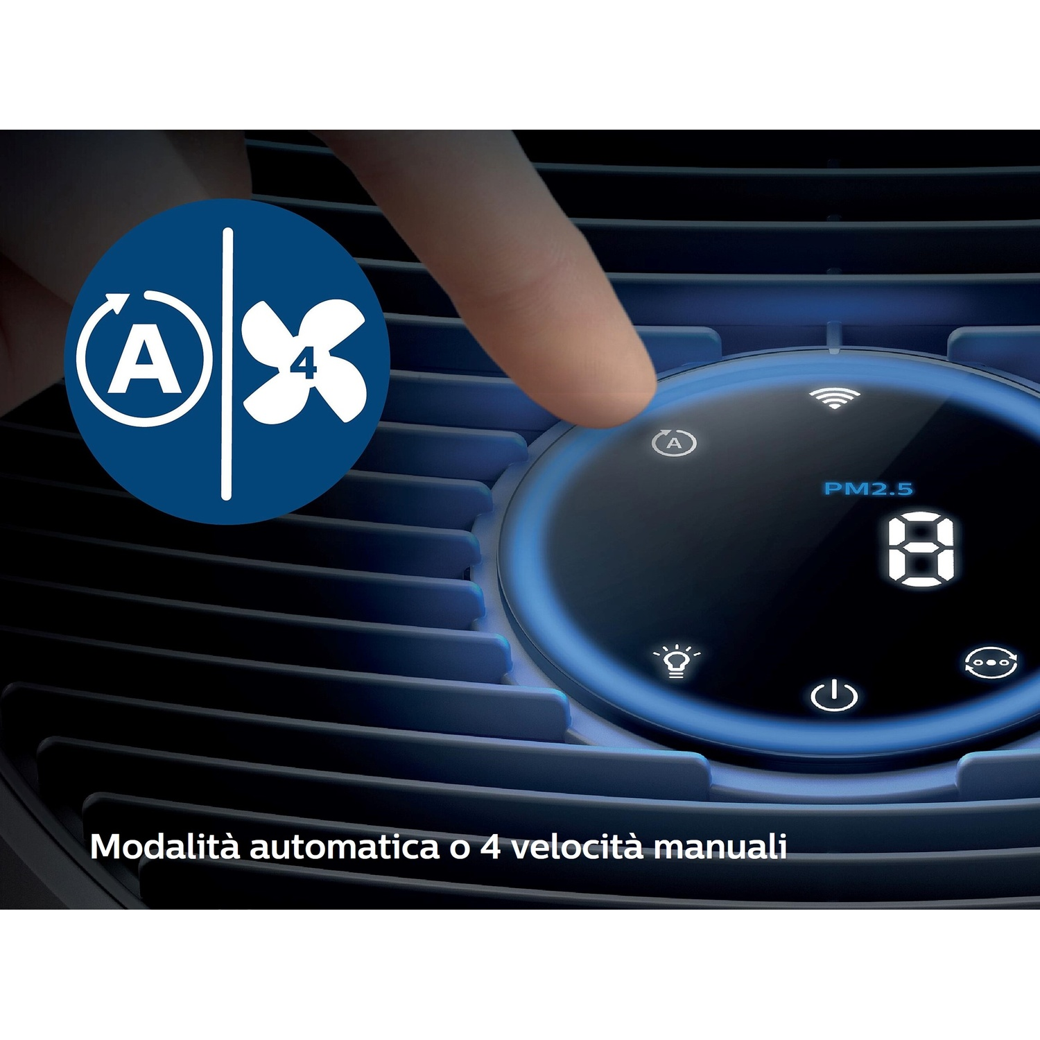 Primo piano: Dito tocca display purificatore aria con icone ventola e modalità automatica.