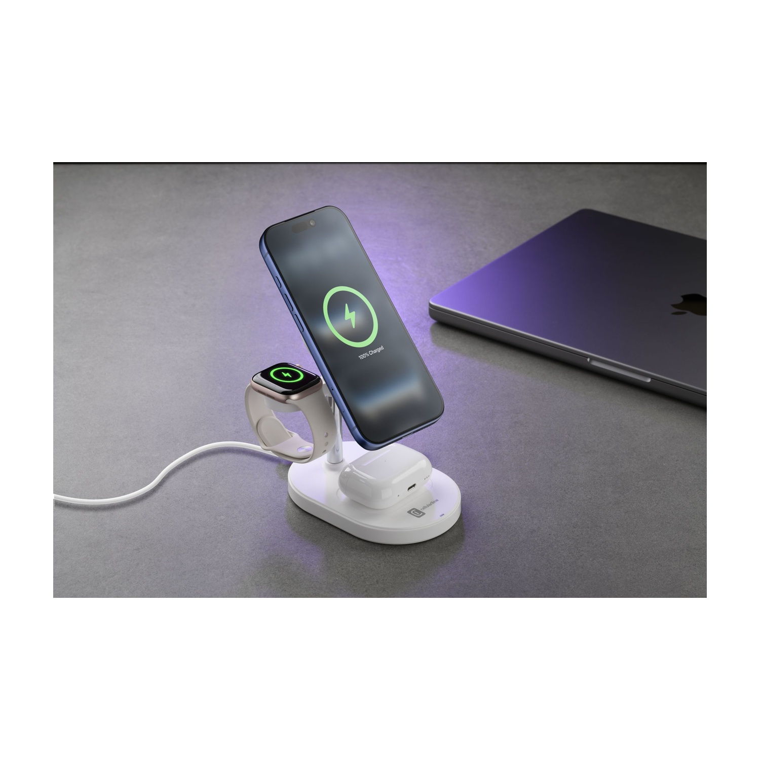 Un supporto di ricarica con smartphone, smartwatch, auricolari e laptop.