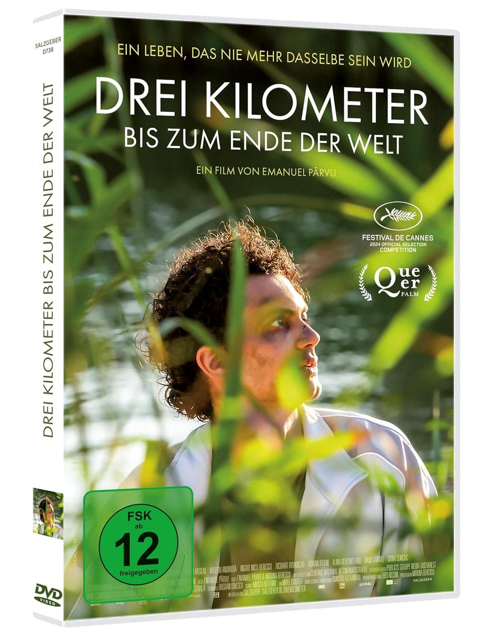 Ein Mann mit dunklen Haaren blickt nach oben, umgeben von grünem Laub. Filmplakat.
