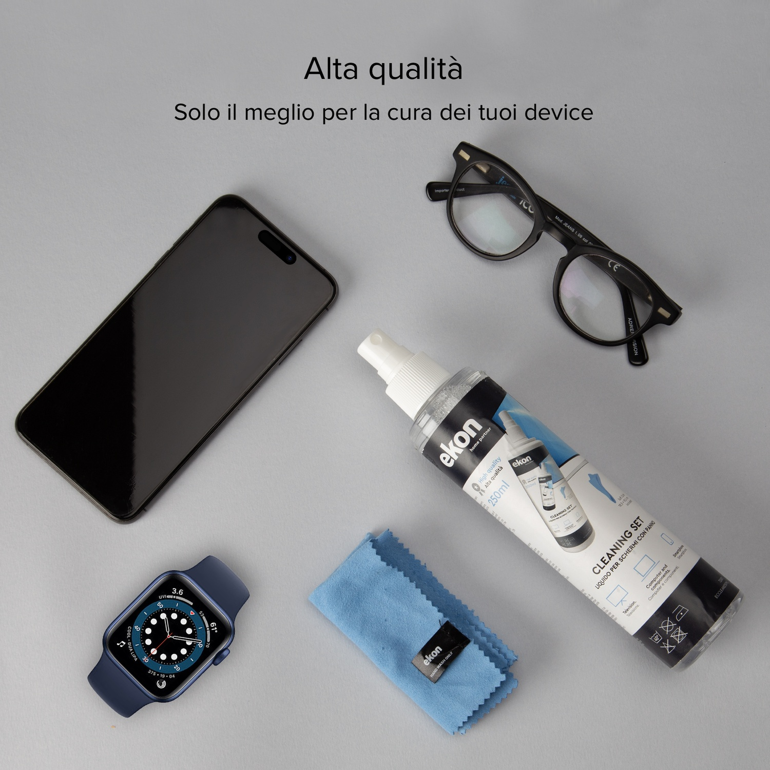Smartphone, smartwatch, occhiali, spray e panno su sfondo grigio.