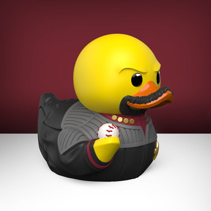 Sárga gumikacsa bajusszal baseballt tart. Sötét ruházat, piros gallér.