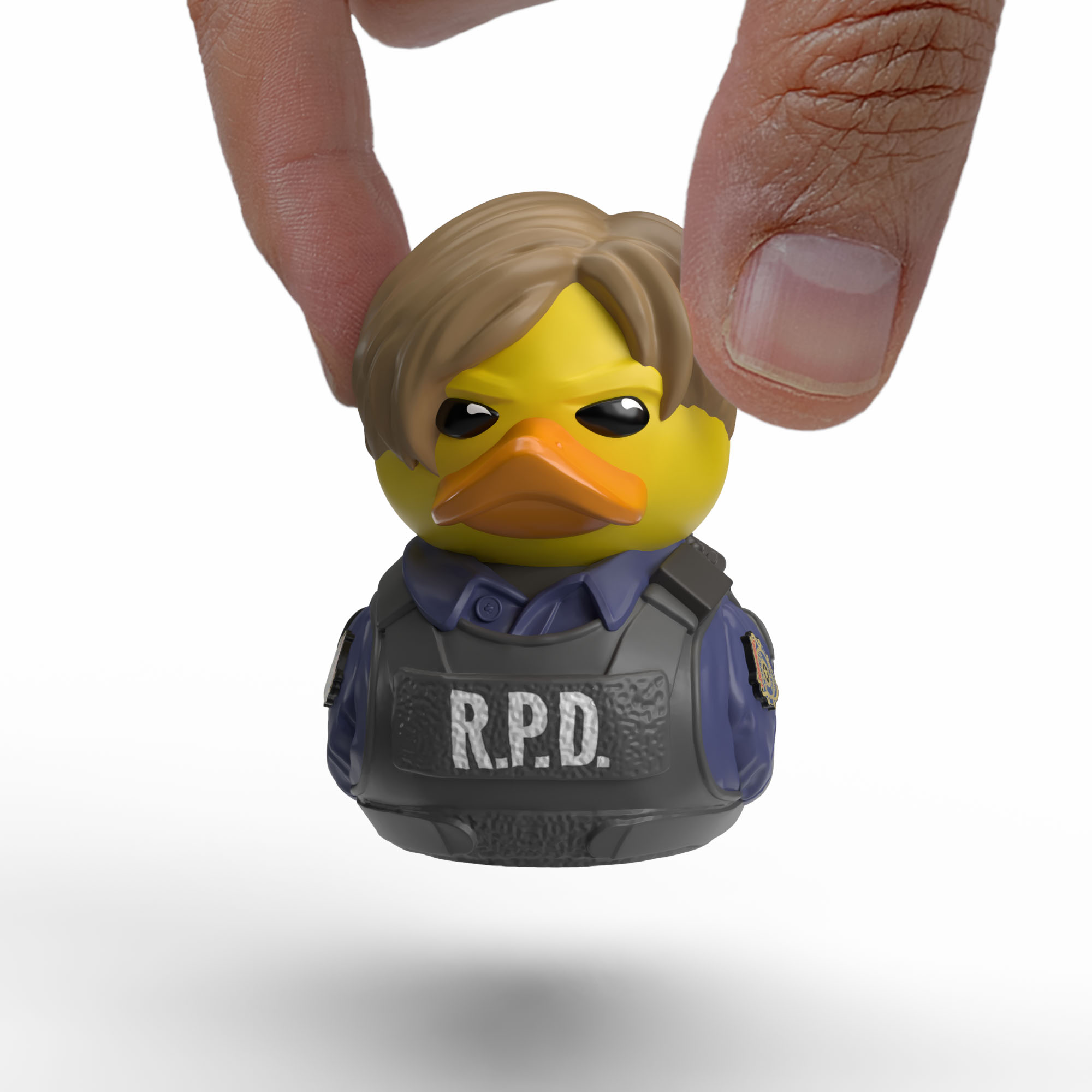 Egy sárga gumikacsa RPD-egyenruhában, ujjak tartják.