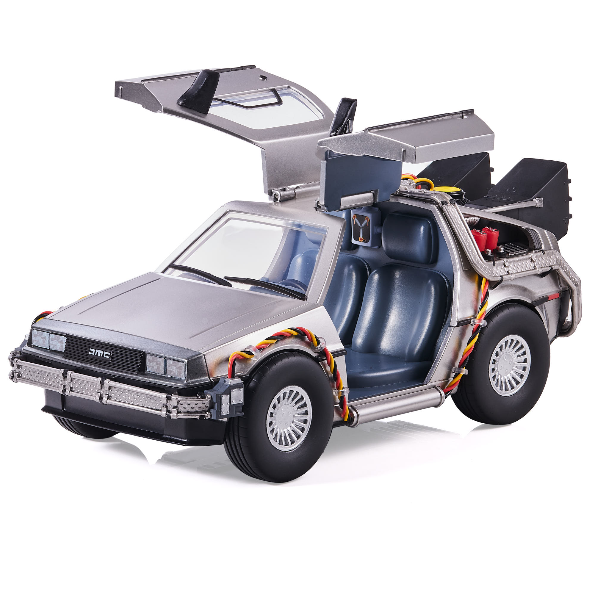 Ezüst DeLorean autó nyitott ajtókkal, kék ülésekkel és látható vezetékekkel.