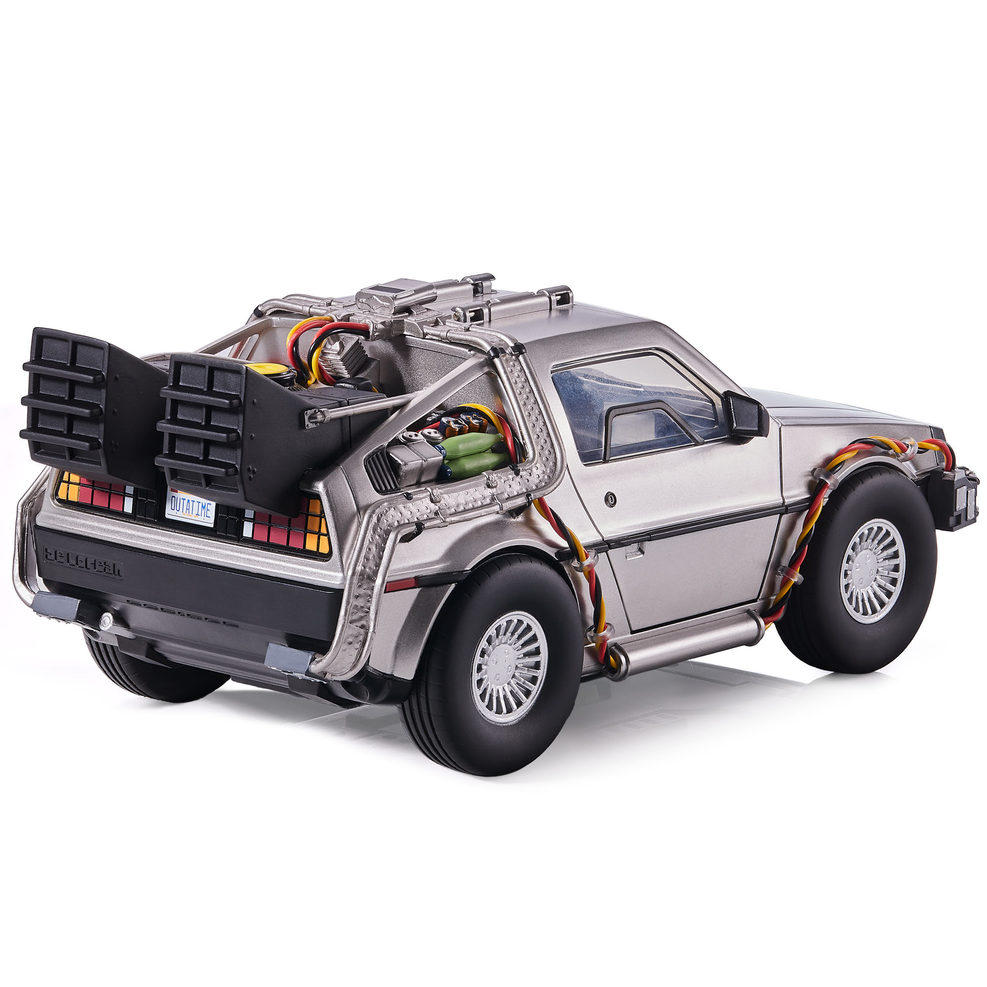 Ezüst DeLorean autó időutazás-módosításokkal, vezetékekkel és kipufogócsövekkel.