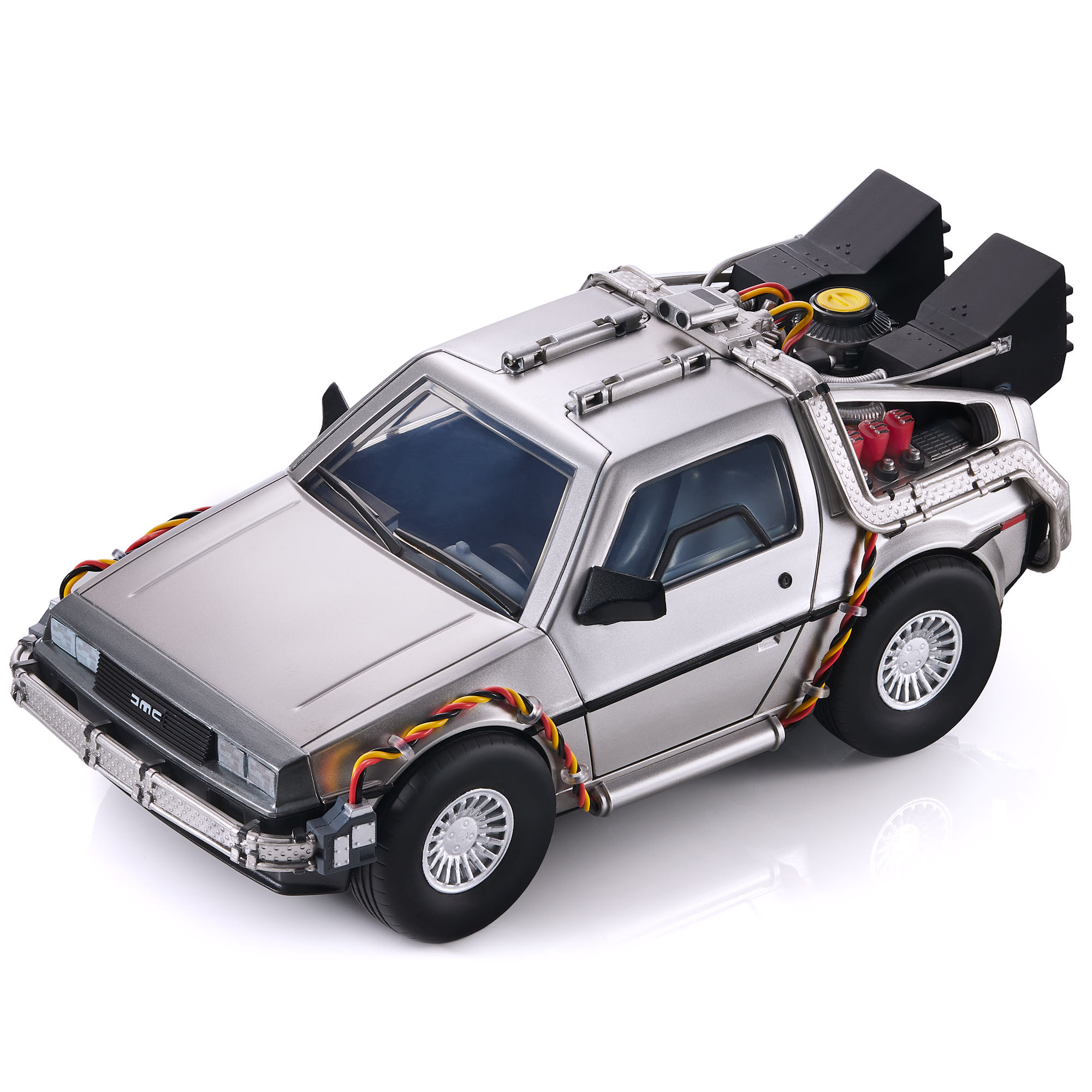 Ezüst DeLorean modellautó időutazási módosításokkal, vezetékekkel és motorokkal.