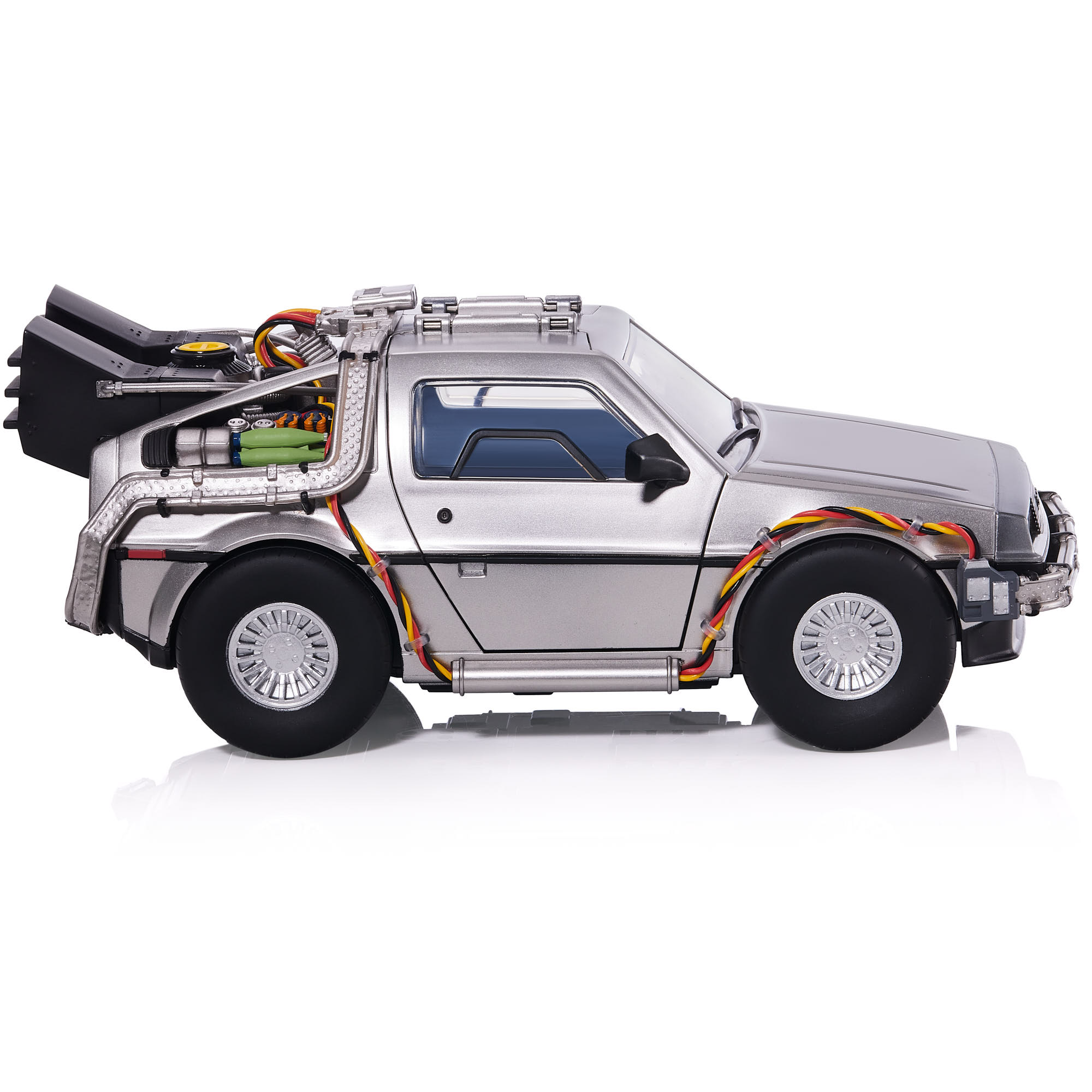 Ezüst DeLorean vezetékekkel és külső alkatrészekkel, oldalról nézve.