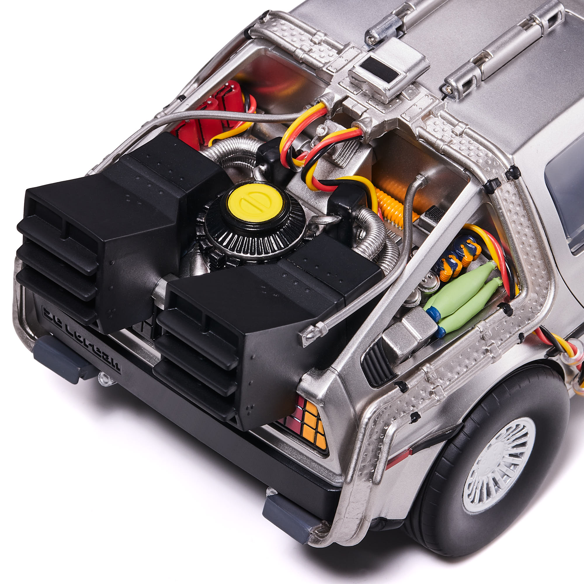 DeLorean modell hátulnézete, látható reaktorral és vezetékekkel.
