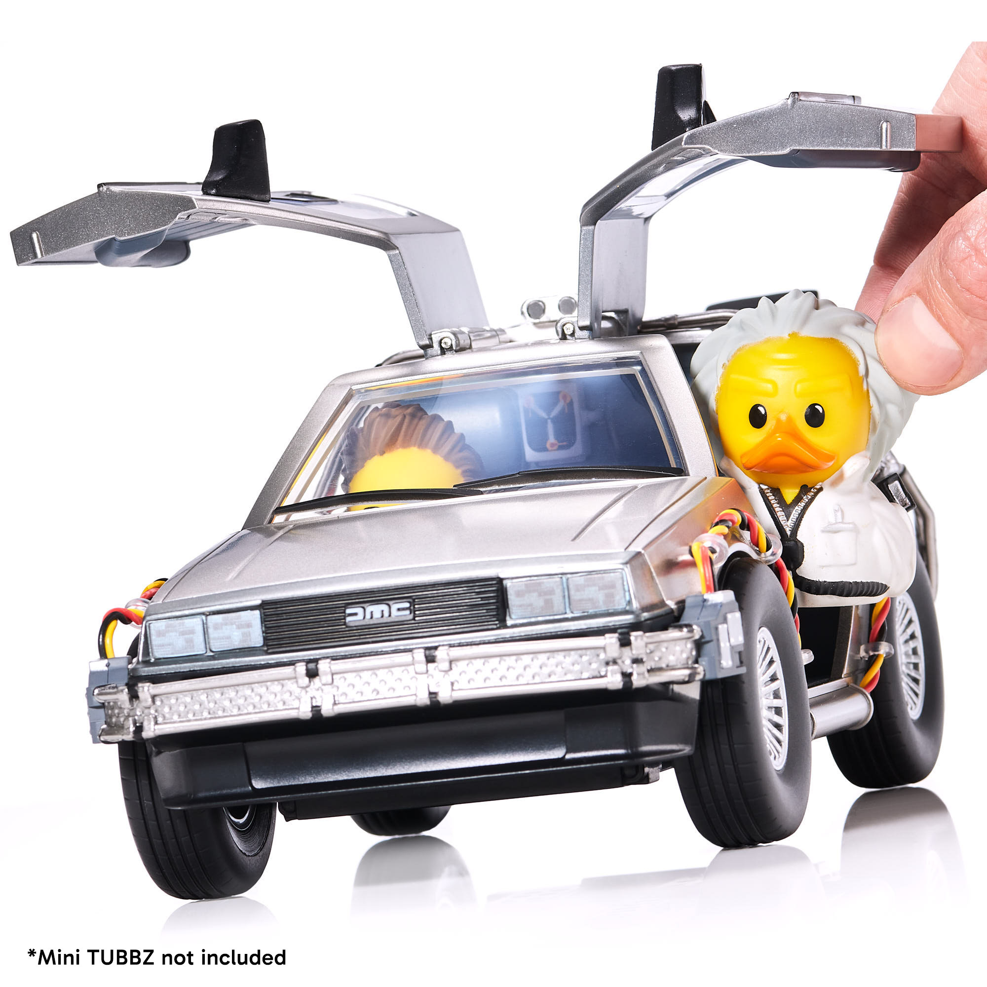 Egy DeLorean autó sárga gumikacsával, fehér kapucnis pulóverben.