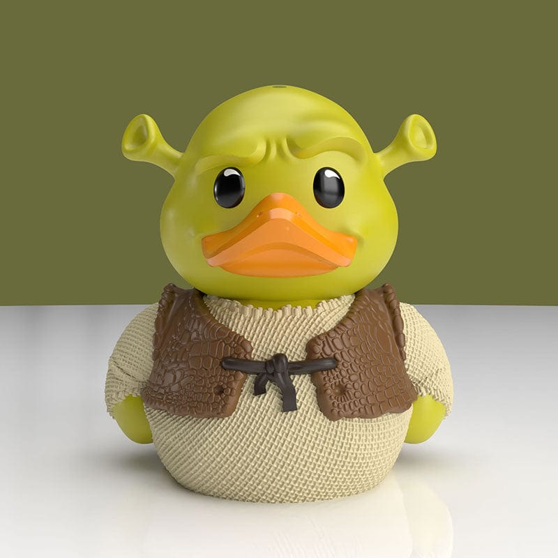 Egy sárga gumikacsa Shrek fülekkel, narancssárga csőrrel és mellénnyel.