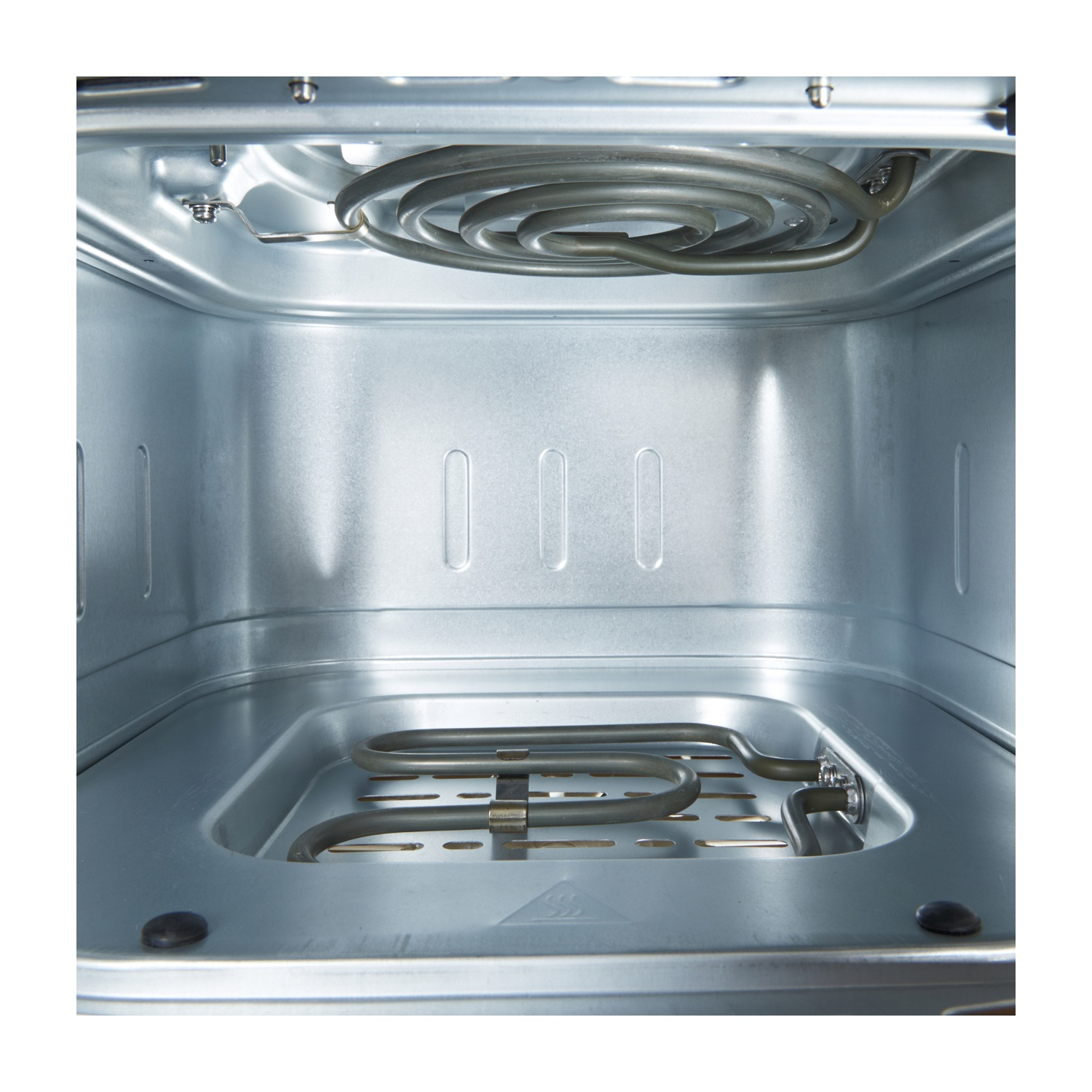 Interno di un forno con resistenze riscaldanti sopra e sotto.