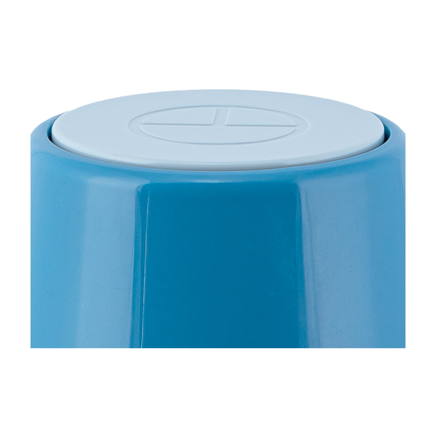 Vista dall'alto di una tazza blu con coperchio azzurro e logo.